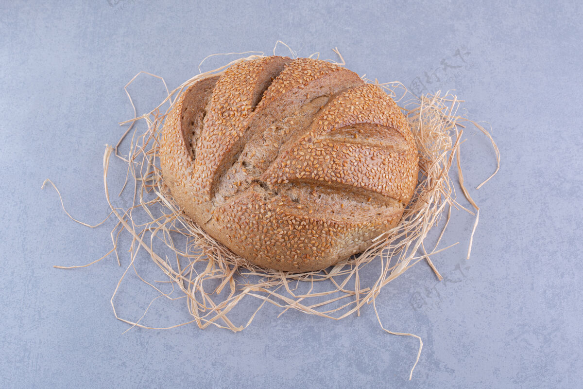 面包屑稻草堆在面包下面的大理石表面面包堆面团面包