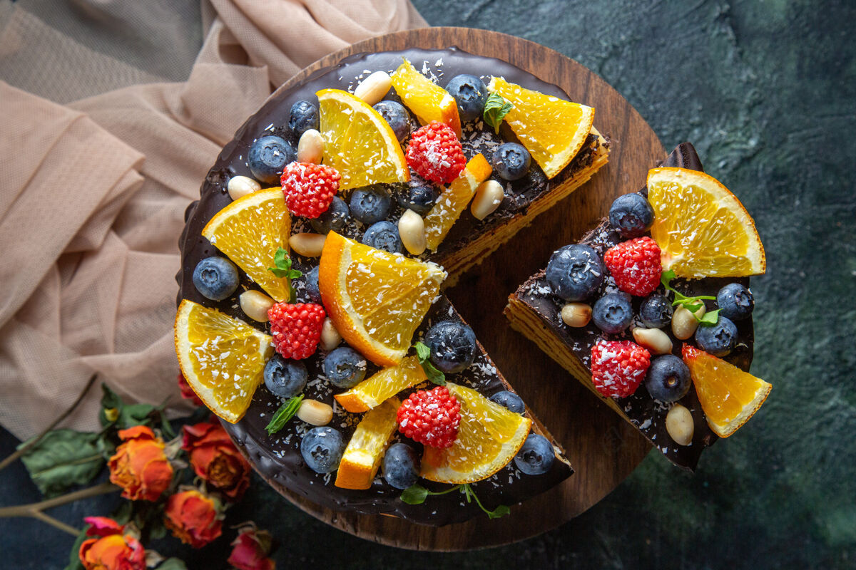 黑莓俯瞰美味的巧克力蛋糕和水果在黑暗中蛋糕糖食物