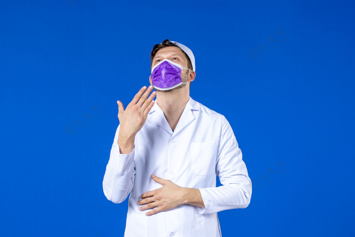 颜色身穿医疗服 紫面罩蓝色的男医生正面图病毒药品护士