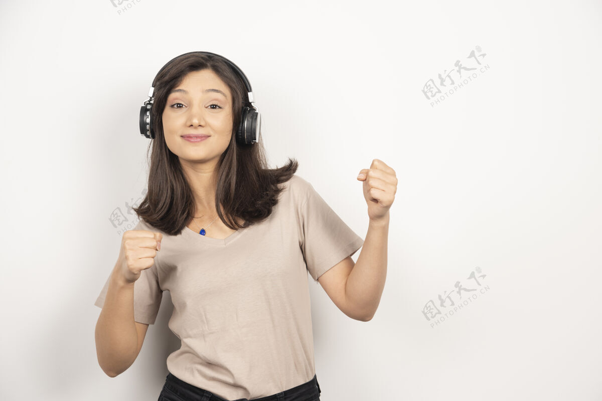 耳机年轻漂亮的女人用耳机听音乐女人人科技