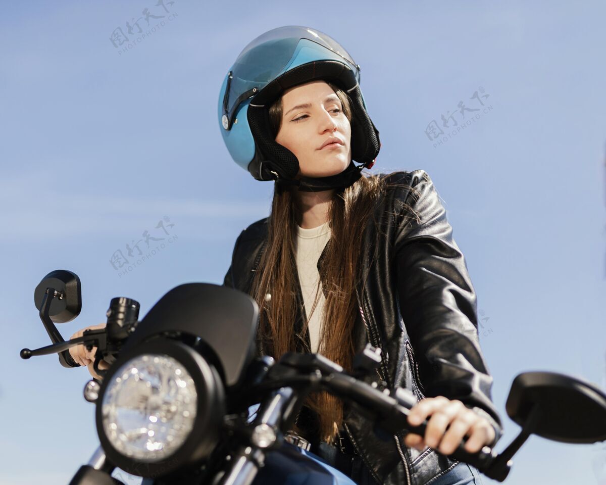 城市年轻女子骑摩托车车辆自行车摩托车