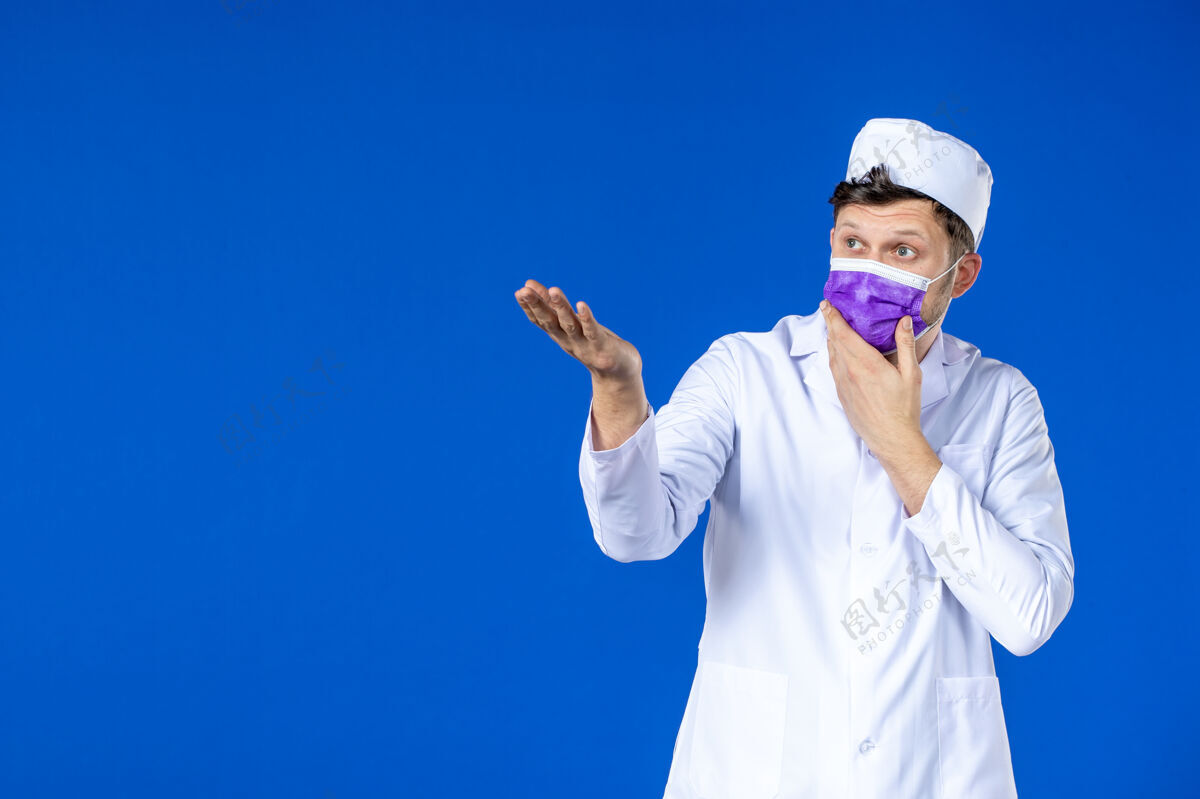 大流行身穿医疗服 蓝色面罩的男医生正面图药品病毒套装