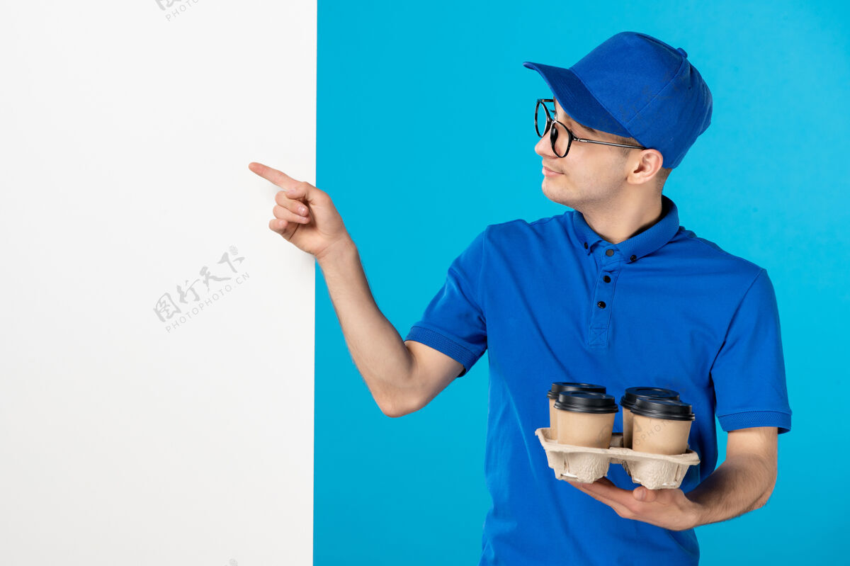 男信使身着制服的男信使的正视图 蓝色上有咖啡制服咖啡工作