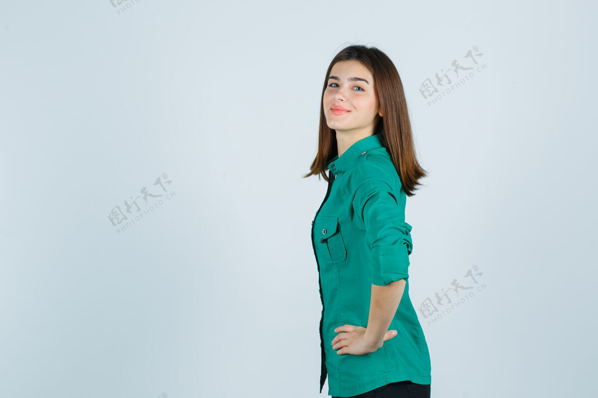 商务女性穿着绿衬衫的漂亮小姐 手放在腰上 看起来很自信时尚手专业