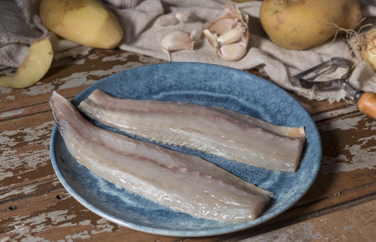 厨房用于烹饪的生鱼成分鲈鱼烹饪分类