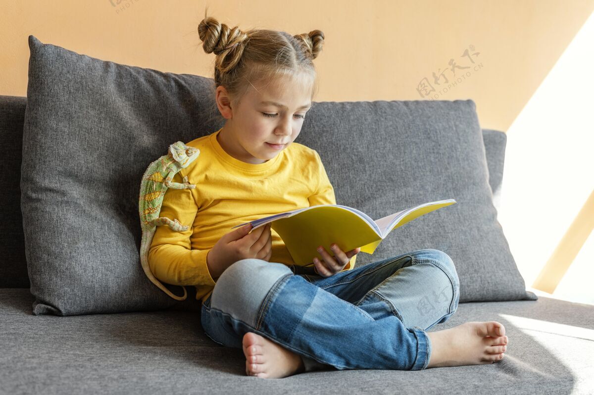 在家里全镜头女孩和变色龙一起读书生活方式孩子内