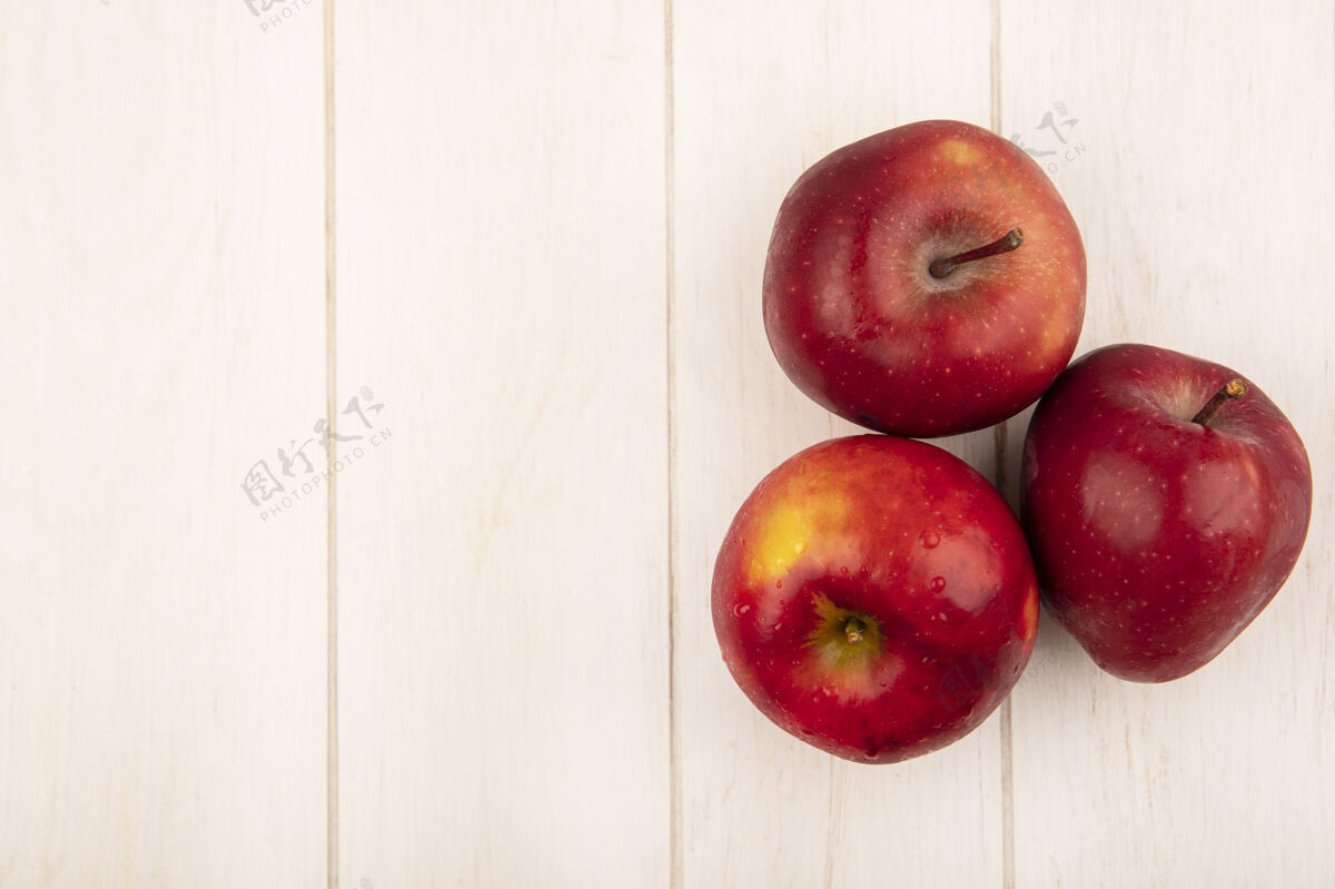 饮食顶视图新鲜的红苹果隔离在一个白色的木制表面与复制空间等级苹果美味