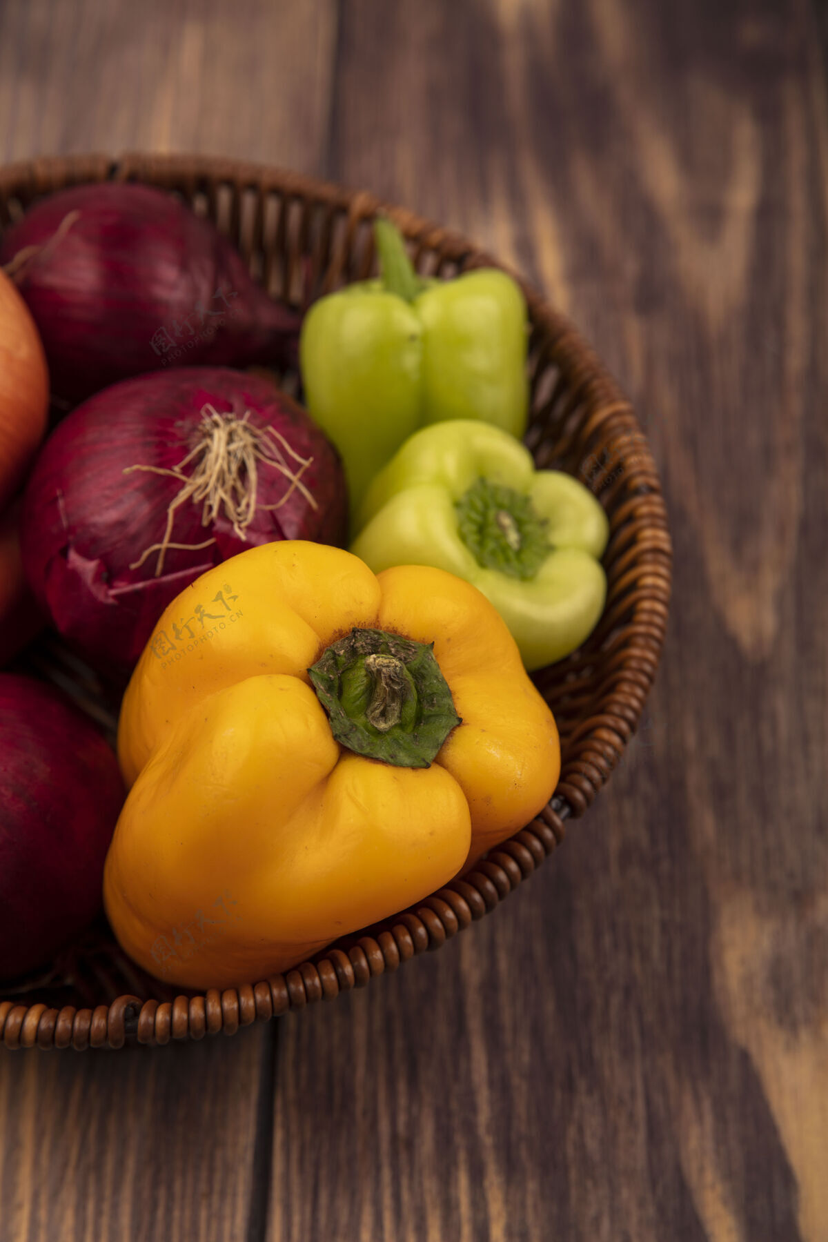 食品顶视图新鲜蔬菜 如彩色甜椒和洋葱在木桶表面美味蔬菜新鲜