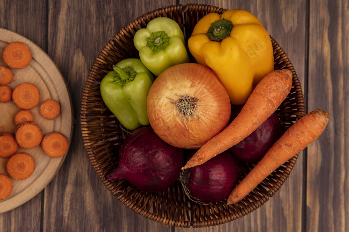 农业顶视图健康的蔬菜 如白色和红色洋葱五颜六色的辣椒和胡萝卜在木桶表面胡萝卜营养五颜六色