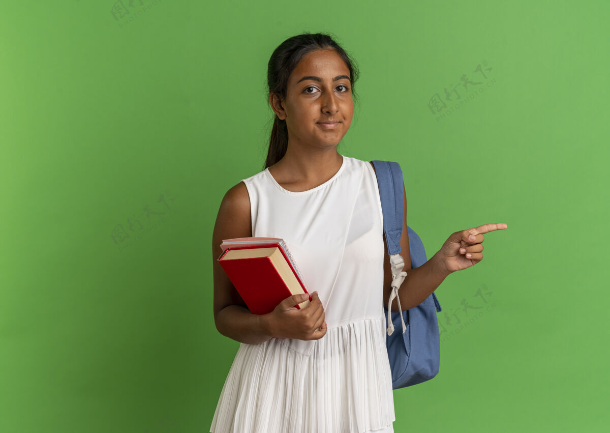 穿年轻的女学生背着书包 手里拿着笔记本 旁边放着书和点背包学生点