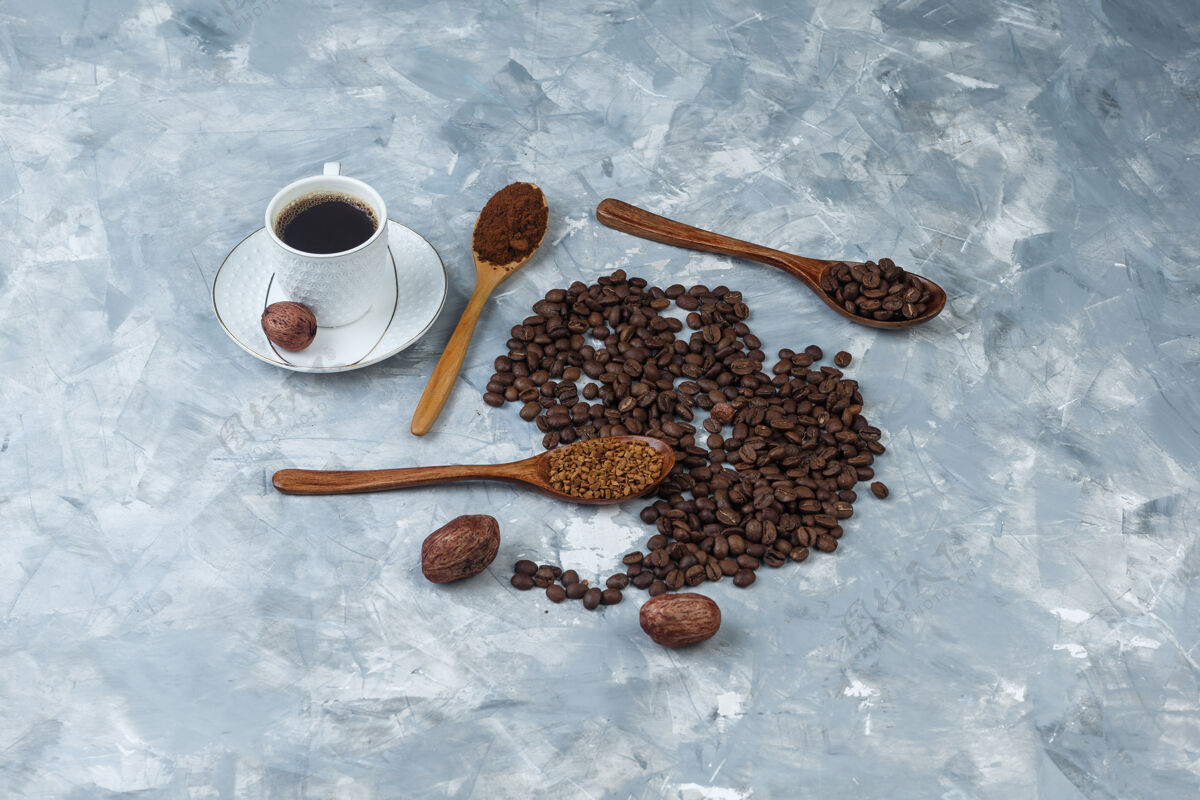 咖啡因高角度查看速溶咖啡 咖啡粉 咖啡豆在木制勺子与咖啡杯 饼干浅蓝色大理石背景水平浓缩咖啡咖啡馆热的