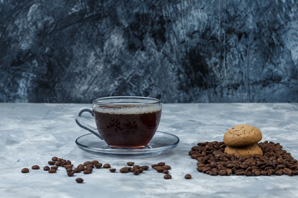 乐趣关闭咖啡豆与咖啡杯 饼干在深蓝色和浅蓝色大理石背景水平咖啡因香味女性