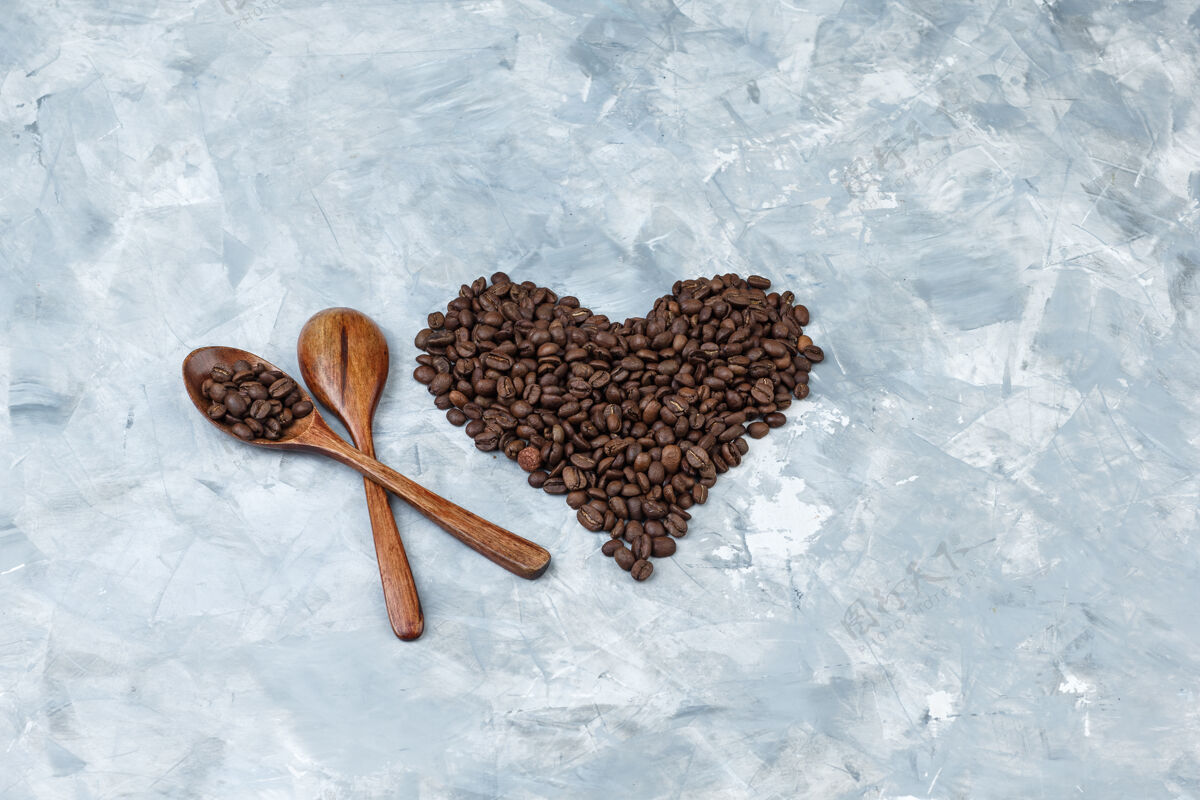 咖啡馆灰色灰泥背景上的一套木勺和咖啡豆平铺咖啡套餐卡布奇诺