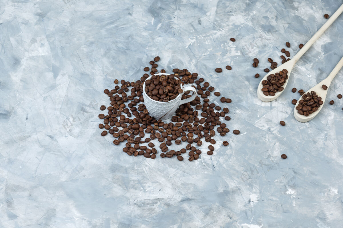 豆类一些咖啡豆放在白色杯子里 木制勺子放在灰色灰泥背景上 高角度观看配料摩卡咖啡勺子