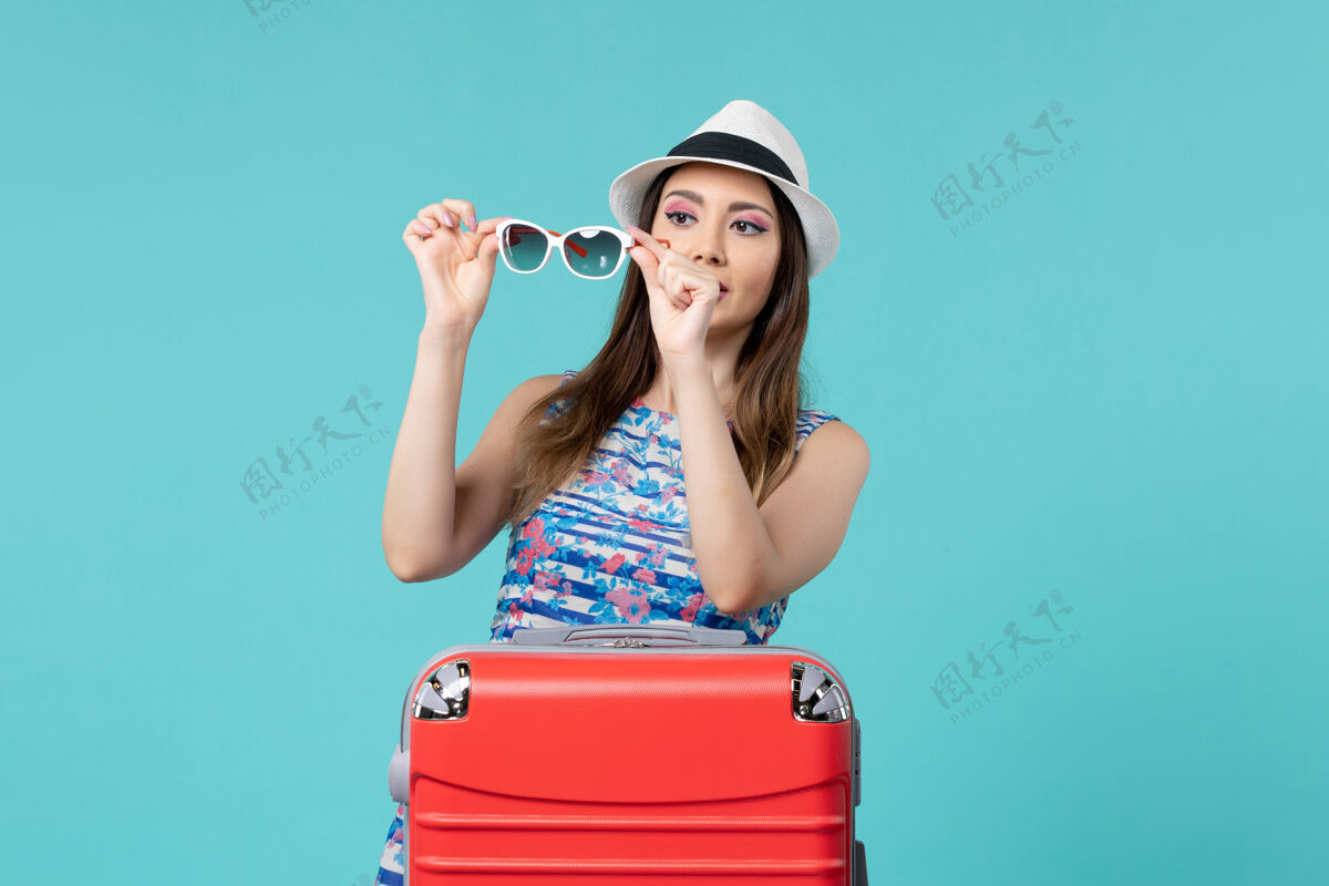 前面前视图美丽的女性准备度假与她的红色袋子在蓝色空间漂亮性感准备