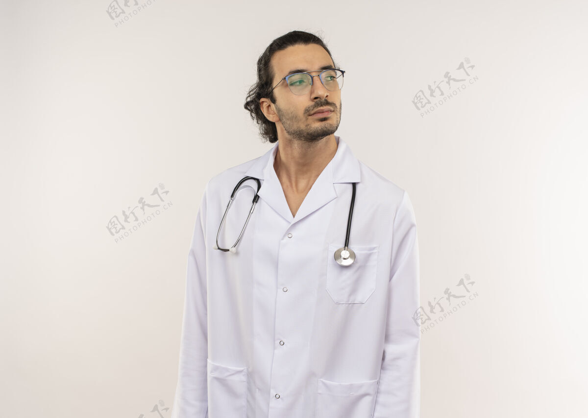 壁板看着身边年轻的男医生戴着眼镜穿着白袍带着听诊器光学男医生