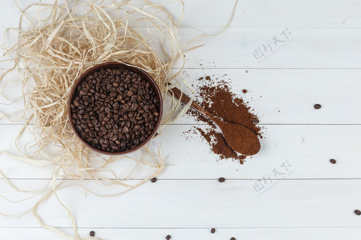 摩卡一些咖啡豆和磨碎的咖啡放在木制背景的碗里 顶视图木材新鲜自然