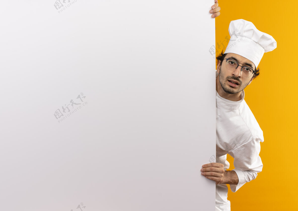 制服年轻的男厨师穿着厨师制服 戴着白墙眼镜男戴着烹饪