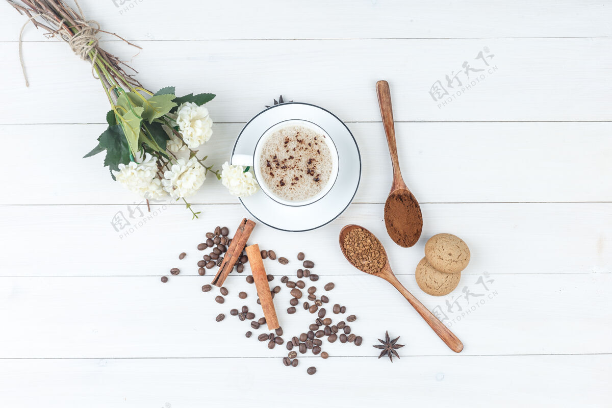 马克杯顶视图咖啡杯与研磨咖啡 香料 咖啡豆 饼干 花卉木制背景水平咖啡曲奇香料