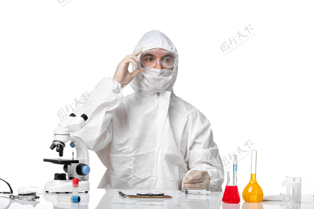 外套正面图男性医生穿着防护服 戴着面罩 因为科维德坐在白色空间工作病毒医生西装