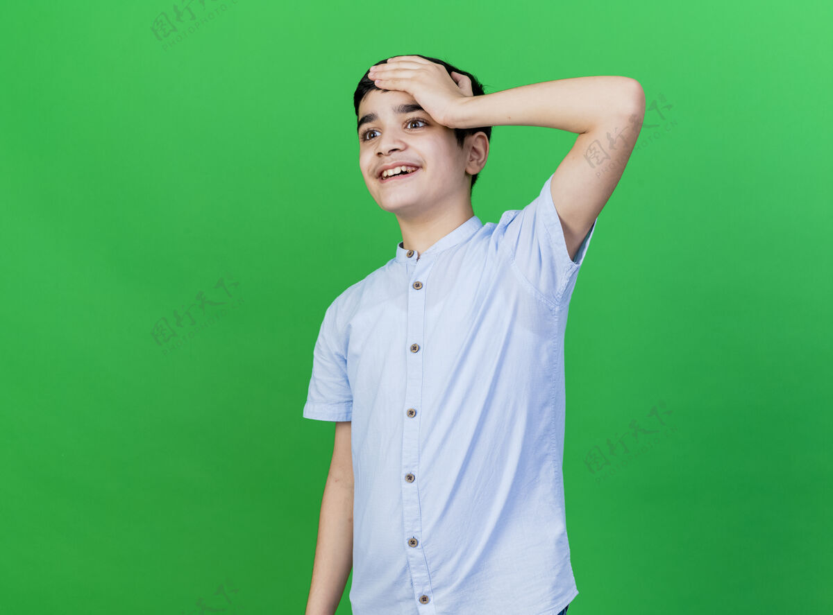 直令人印象深刻的年轻白种人男孩看起来笔直 手放在头上 隔离在绿色墙壁上 留有复制空间表达保持男孩