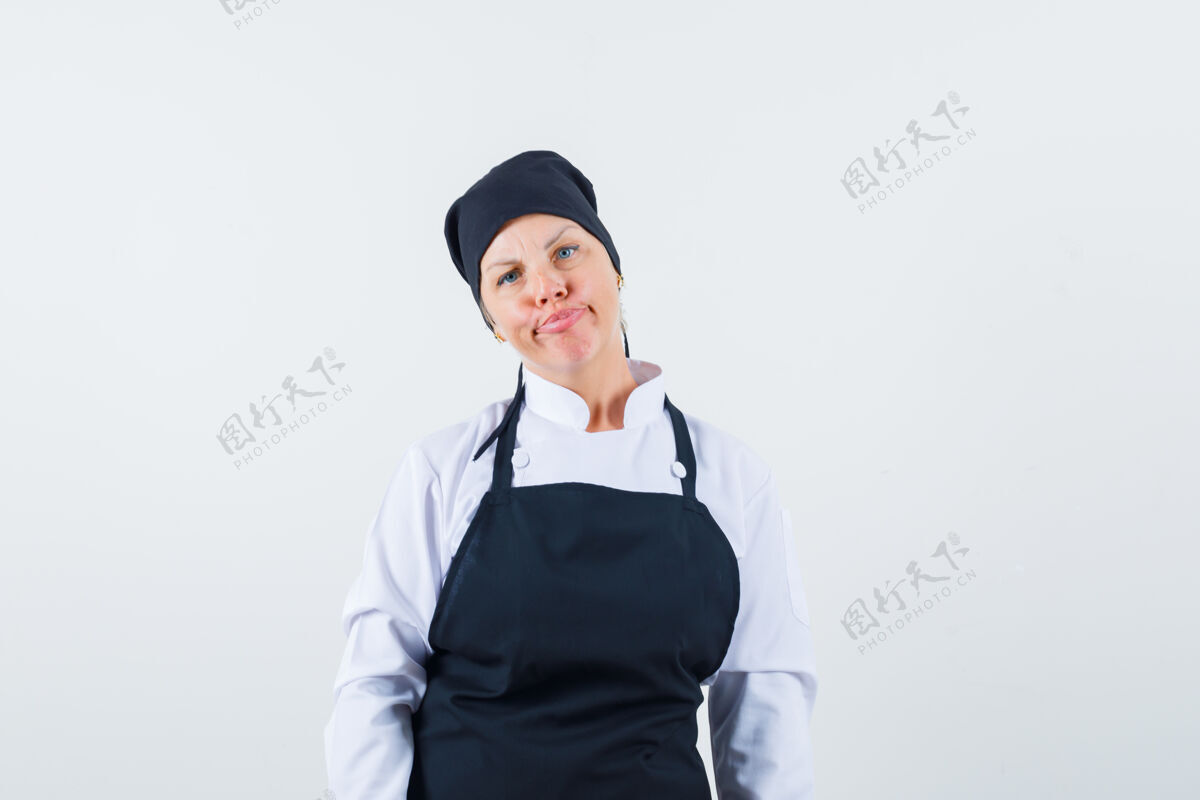 漂亮女厨师看着摄像机 穿着制服 围着围裙 神情不悦 前视图围裙制服美容