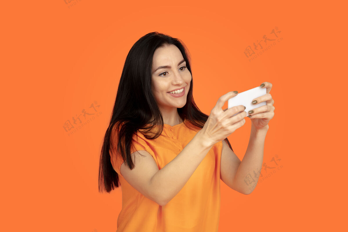 财务橙色背景上的白人年轻女子肖像商业女性表达专业
