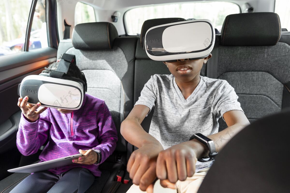 虚拟现实戴着虚拟现实护目镜的孩子们冒险发现家庭