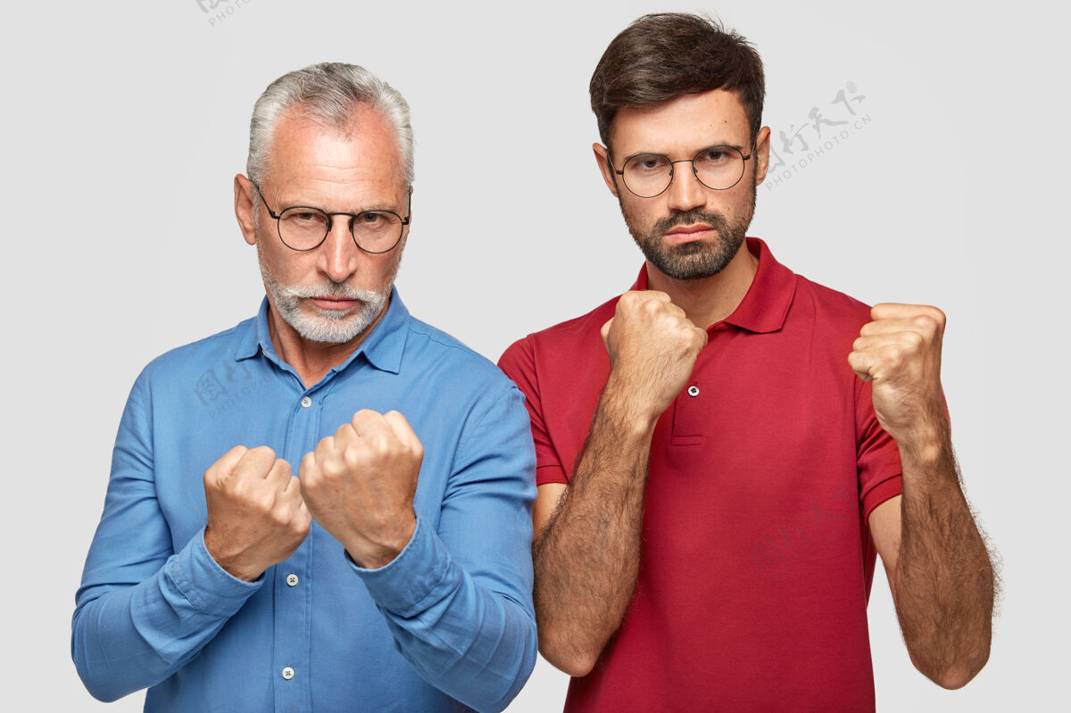 为人父母严肃的成熟男人和他成年的儿子保持双手握拳的保护或防御姿态关系父母打架
