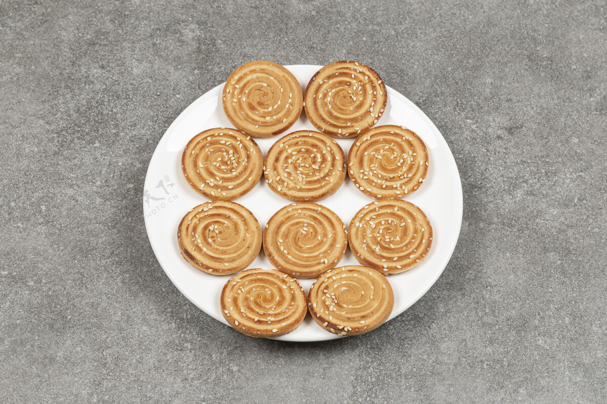 黄油一盘美味的圆饼干放在大理石表面食物脆金黄的