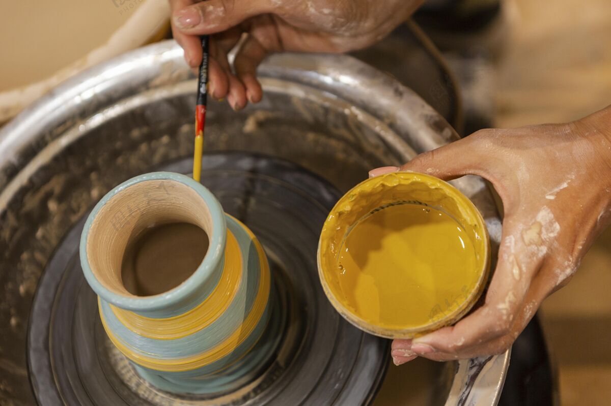 水平用黄色的颜料把手闭上陶器艺术家工匠