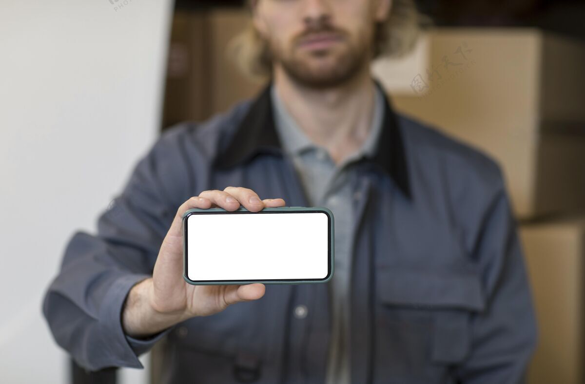 装运特写拿着智能手机的男人收尾专业人员箱子