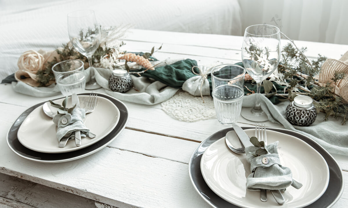 细节在家里的节日餐桌设置与斯堪的纳维亚装饰细节特写房子明亮花瓶