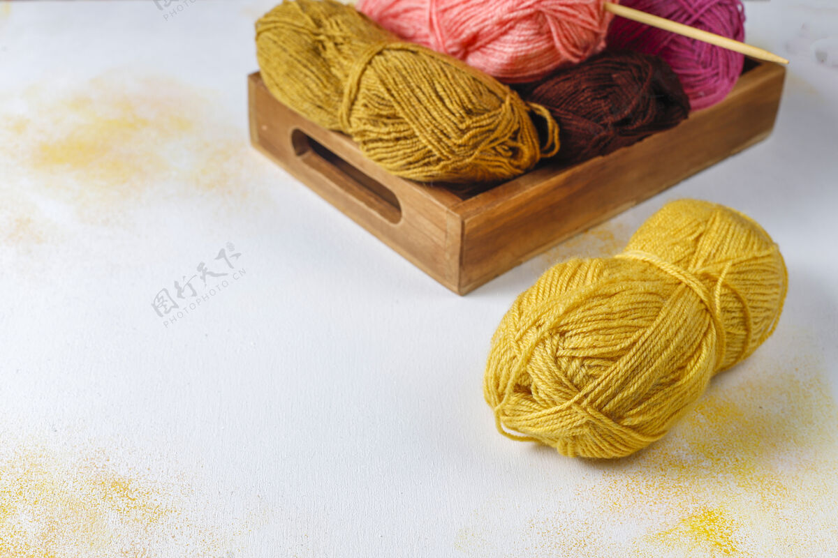 卷用针线编织成不同颜色的纱线球爱好圆亮