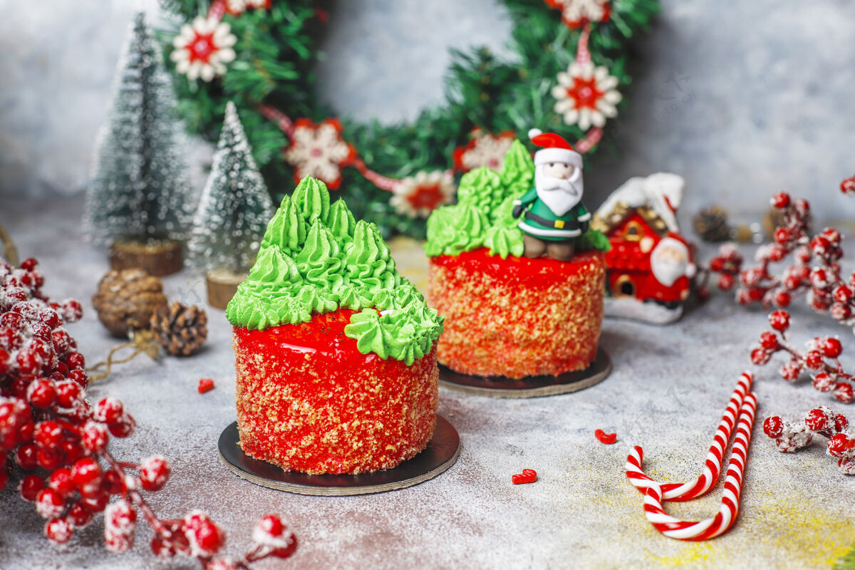 十二月用圣诞树 圣诞老人和蜡烛装饰的圣诞小蛋糕节日甜点季节