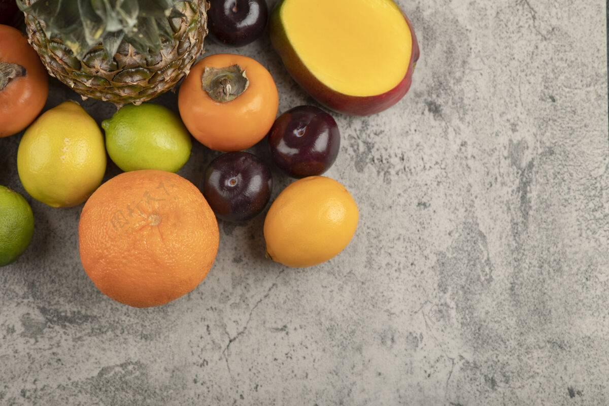 柿子大理石表面挂着一堆美味的新鲜水果食品柠檬有机