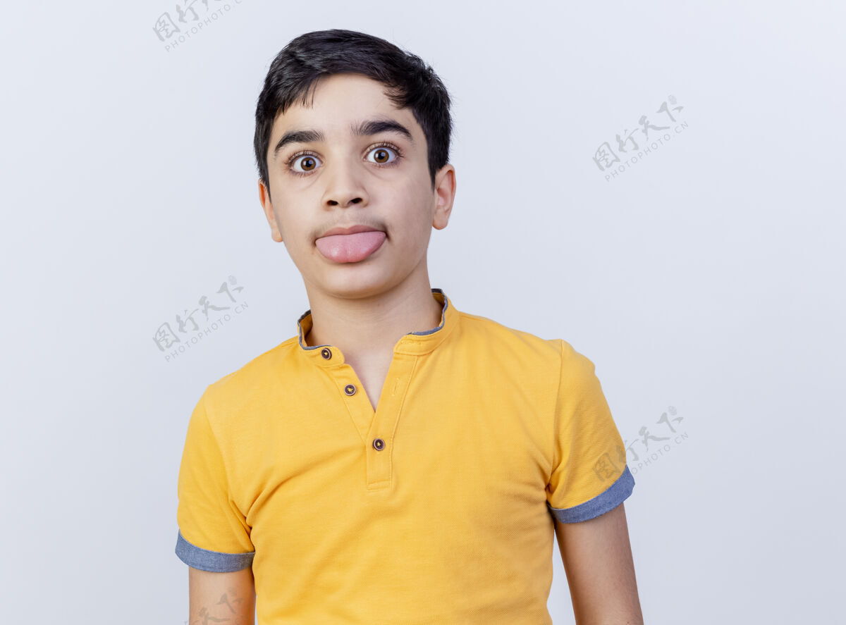 年轻人顽皮的年轻白人男孩看着镜头 在白色背景上显示孤立的舌头镜头舌头男孩