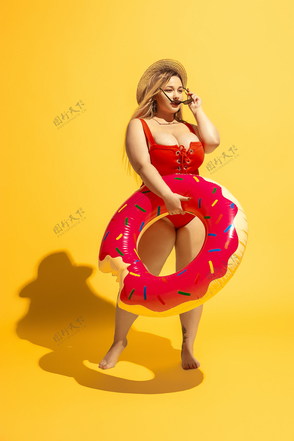 举重年轻的白人加大码女模特准备在黄色海滩度假超重太阳水平