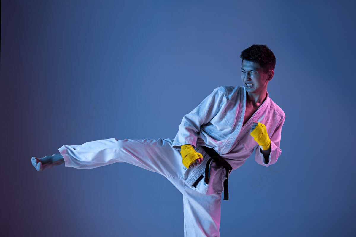 男性自信的韩国人穿着和服练习徒手格斗 武术信心韩国训练
