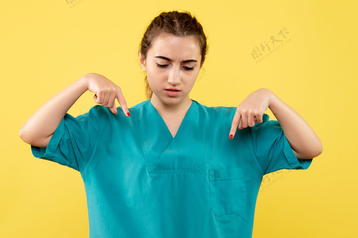 人正面图黄色背景上年轻的女医生穿着医疗服衬衫医院男人