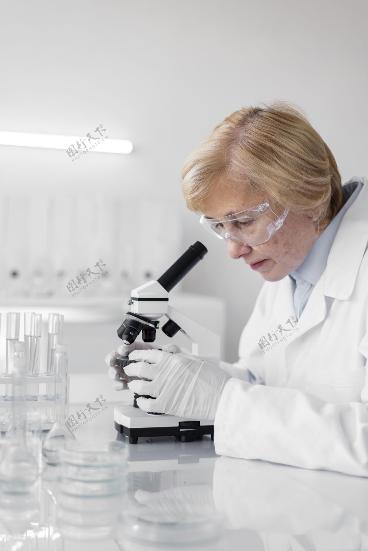 科学在实验室做实验的女人女性眼镜试管
