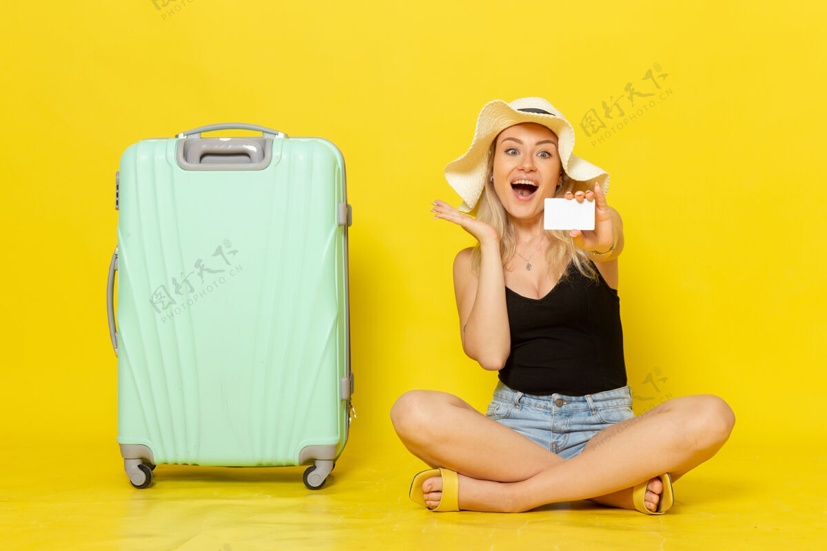 假期正面图年轻女子手持白卡旅行女人人