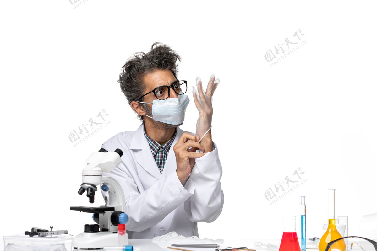 前面正面图中年科学家戴着手套戴着口罩穿着特殊的西装实验室实验技术员