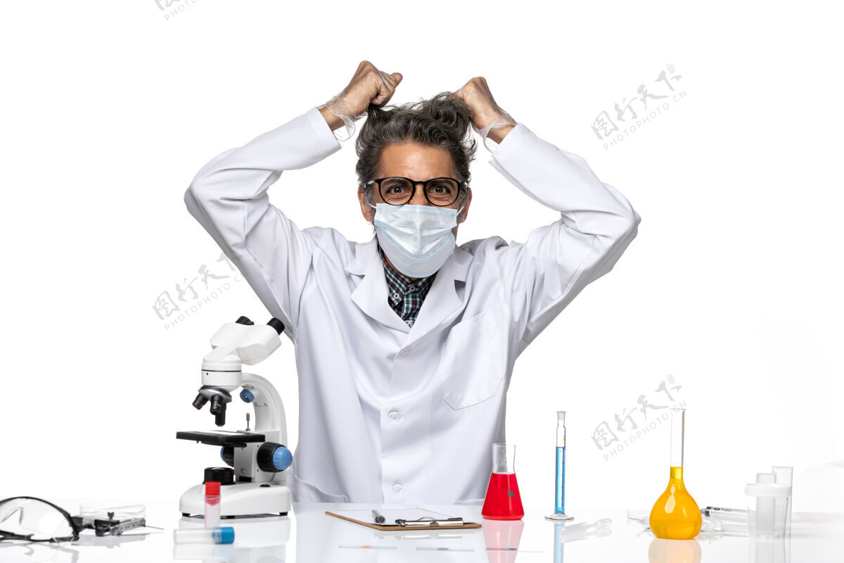 人正面图穿着白色医疗服的中年科学家在扯头发观点科学医学
