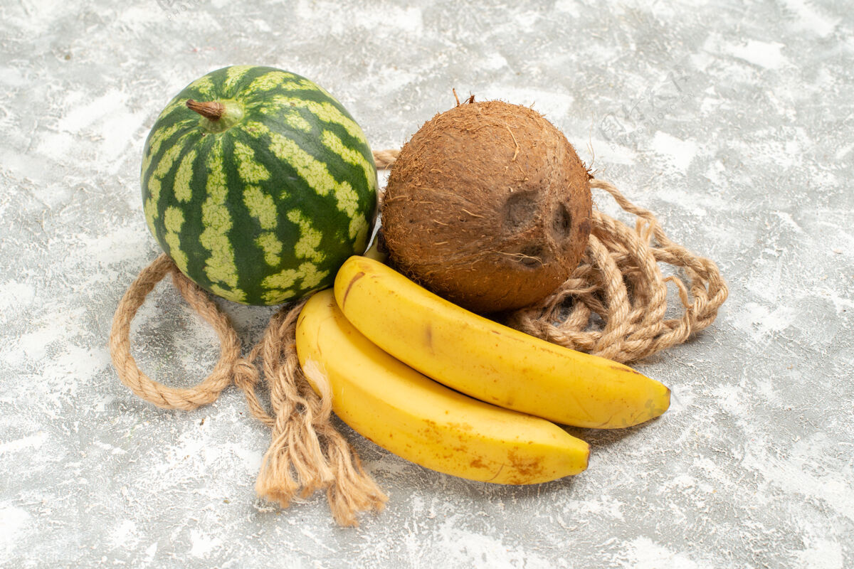 西瓜正面是成熟的水果西瓜椰子和香蕉观赏农产品秋季