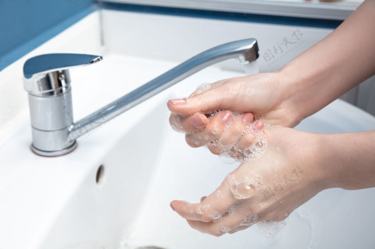 泡沫女士在浴室内仔细洗手近距离防止感染护理皮肤泡沫