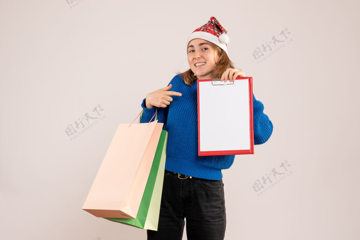 购物年轻女子拿着购物包和纸条上的白色情感笔记人