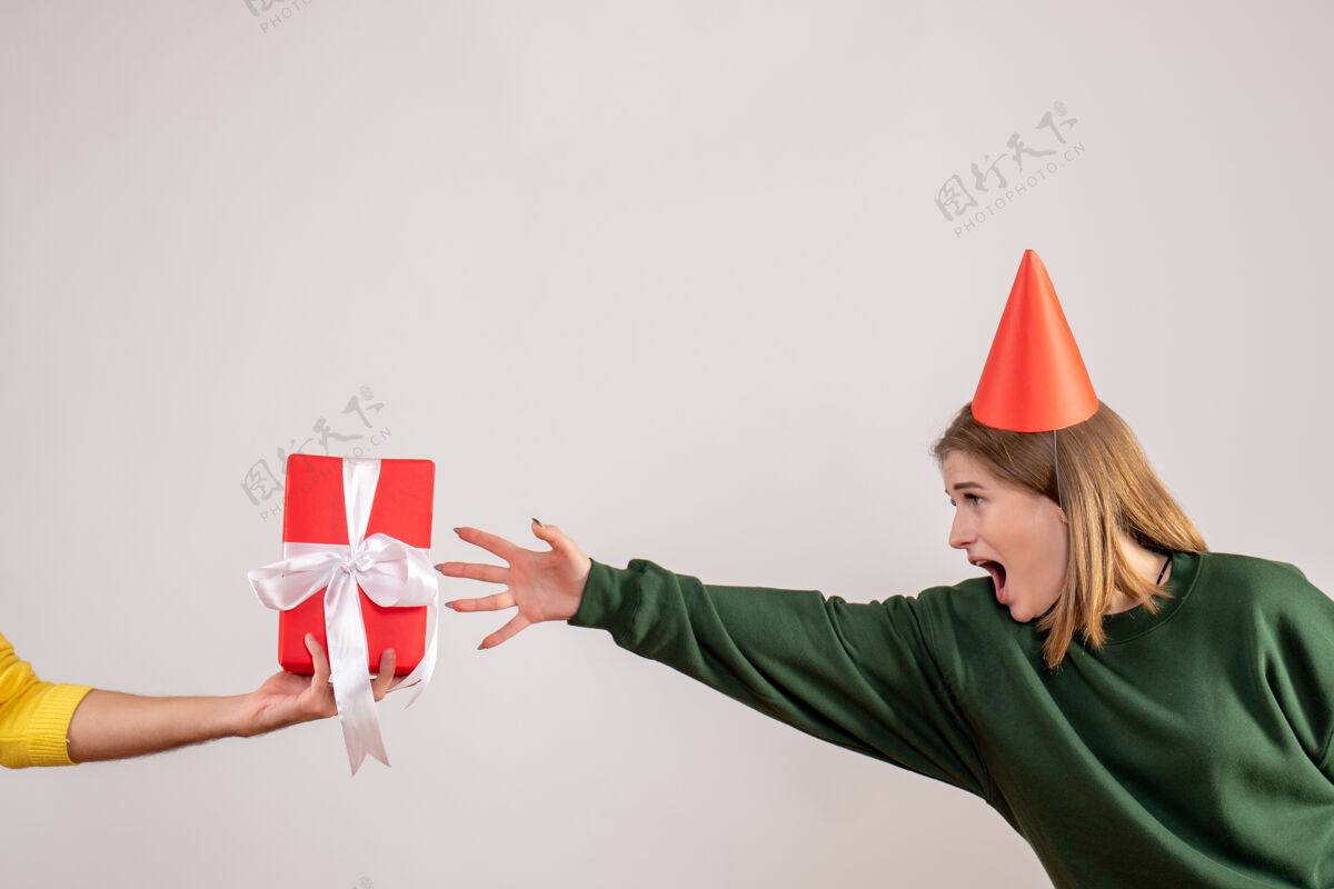 年轻女性年轻的女性接受来自白人男性的礼物男性庆祝礼物