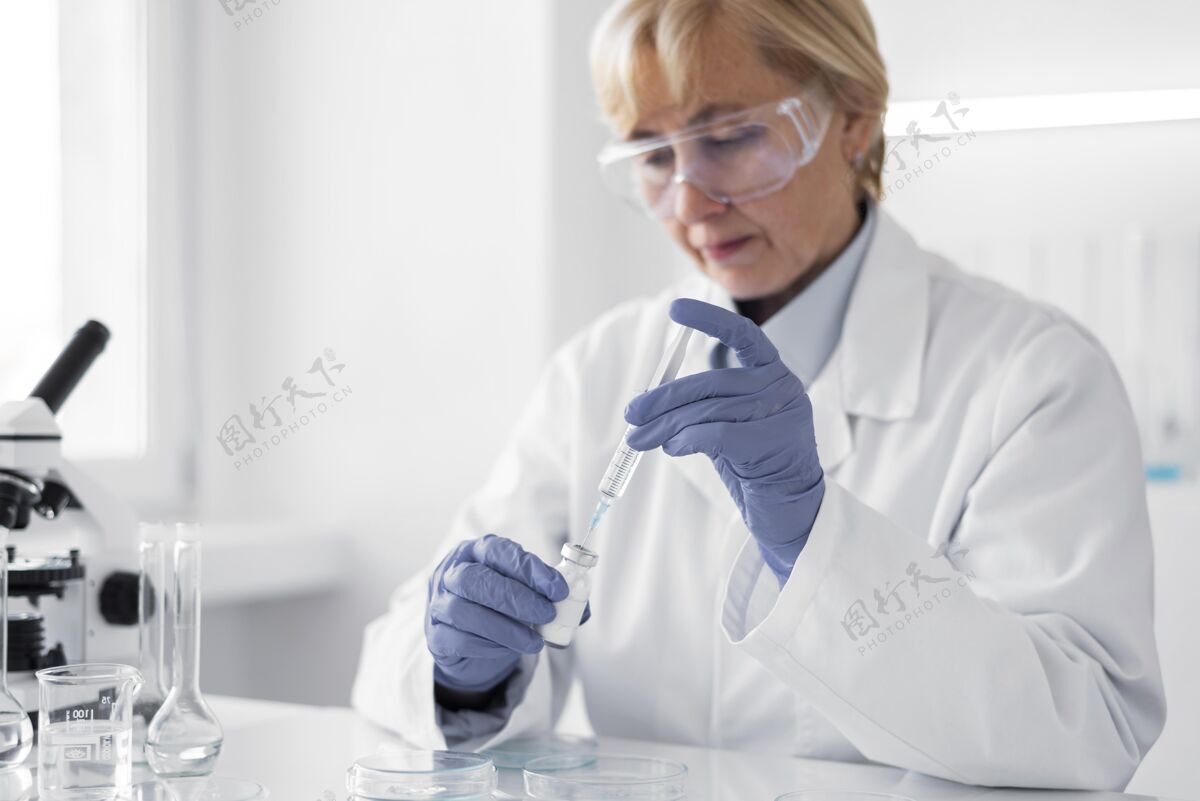 女人在实验室做实验的女人创新显微镜实验服