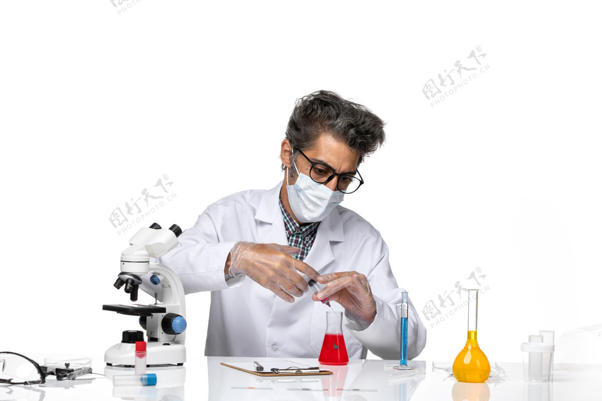 实验室正面图身着白色医疗服的中年科学家用红色溶液填充注射剂科学医生注射